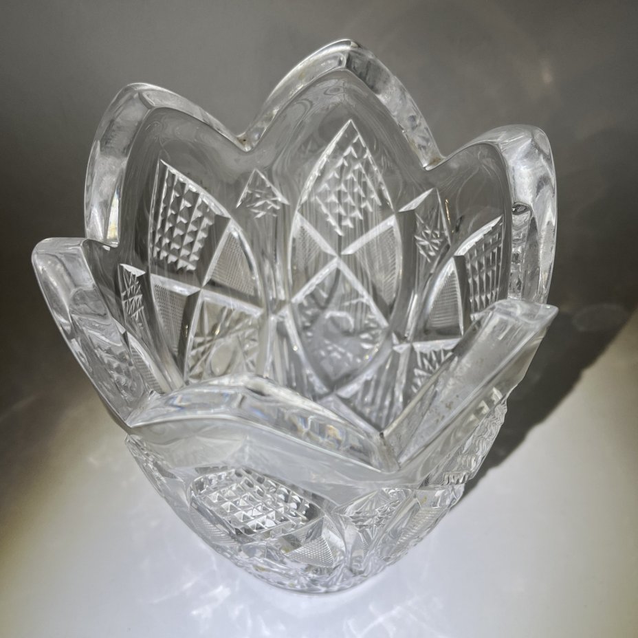 Ваза для цветочного букета в виде бутона тюльпана с резным декором