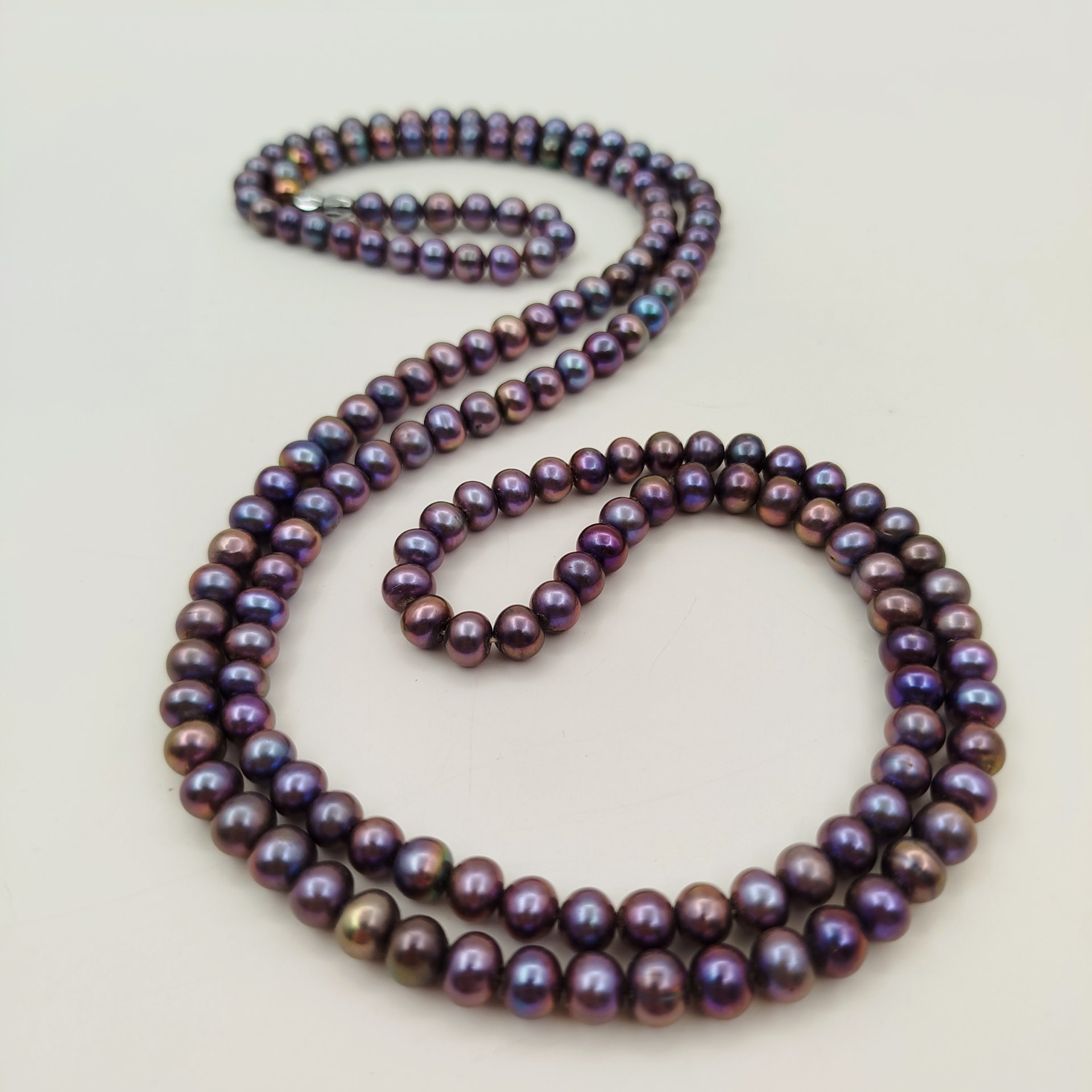 Бусы с сиреневым оттенком, металл, культивированный (черный) жемчуг, Азия, 2000-2020 гг.