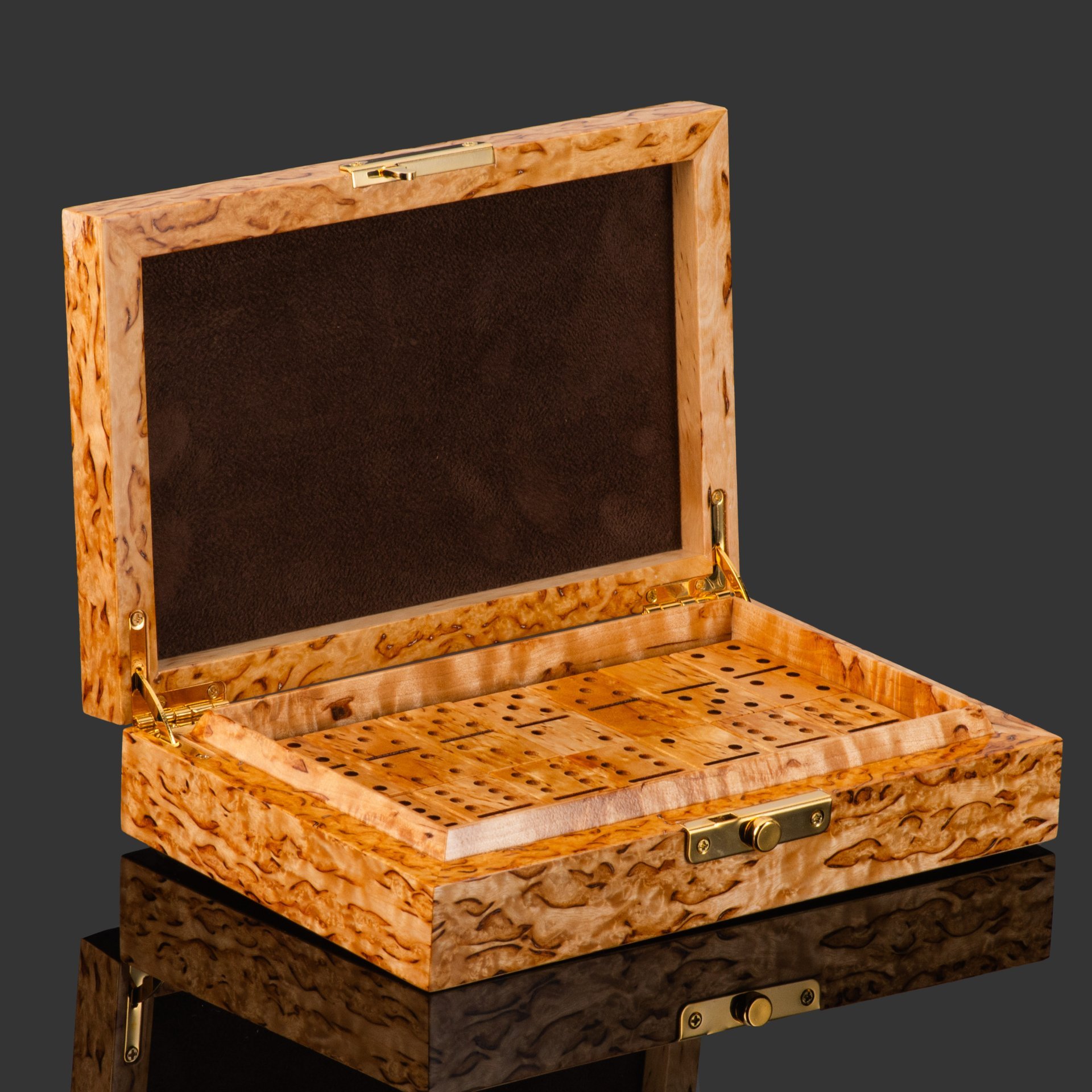 Домино, дерево, карельская береза, шлифовка, лак, металл, Российская Федерация, 2025 г.