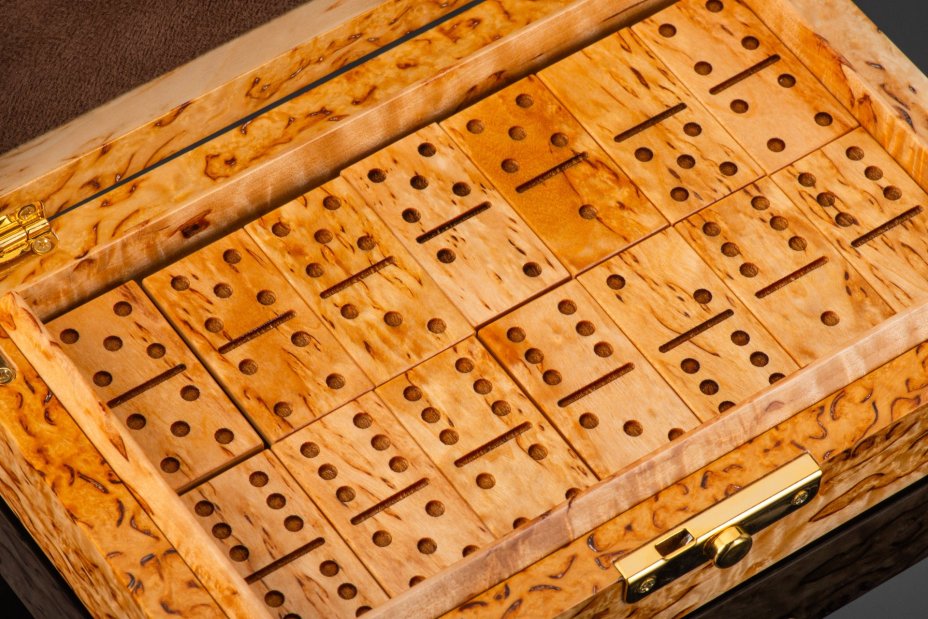 Домино, дерево, карельская береза, шлифовка, лак, металл, Российская Федерация, 2025 г.