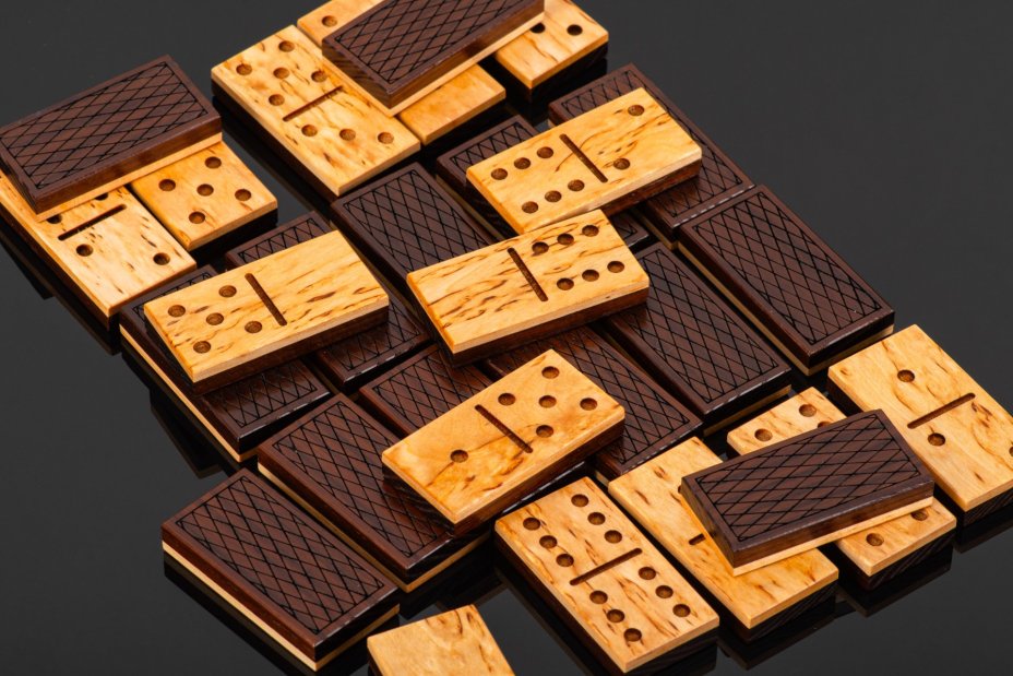 Домино, дерево, карельская береза, шлифовка, лак, металл, Российская Федерация, 2025 г.