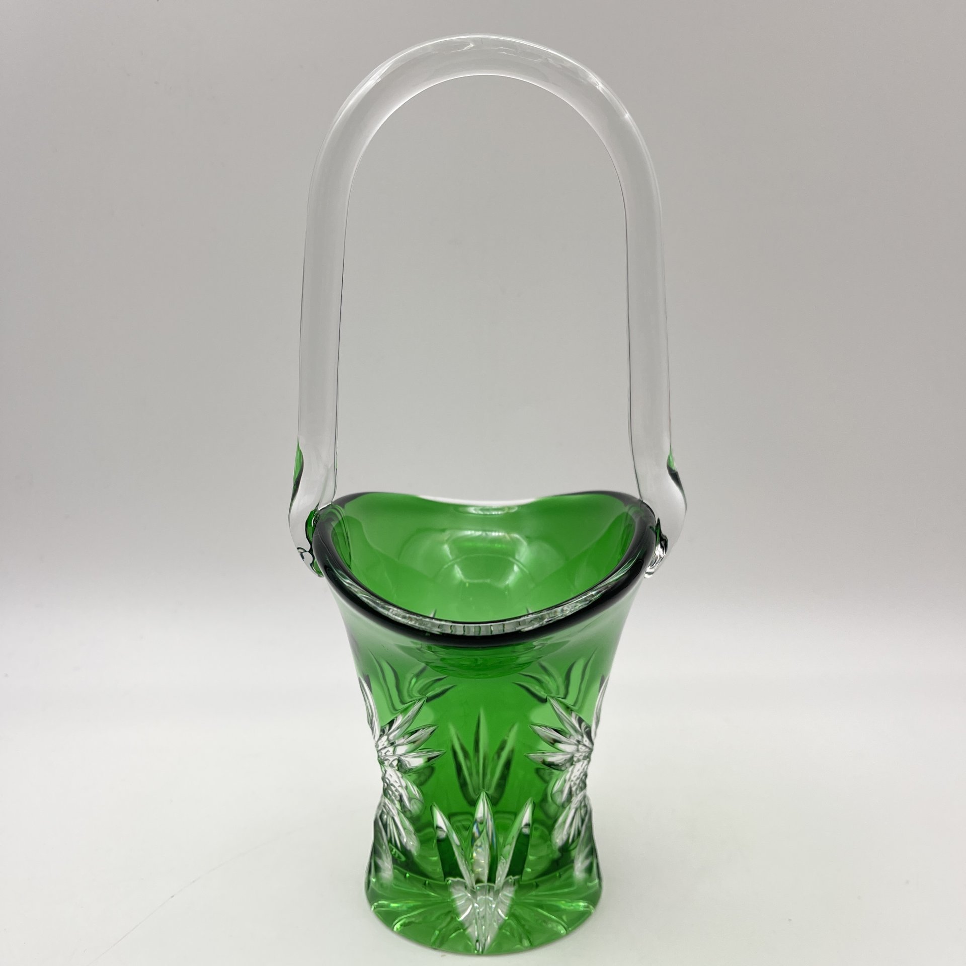 Ваза - конфетница в форме корзинки зеленого оттенка с цветочным декором