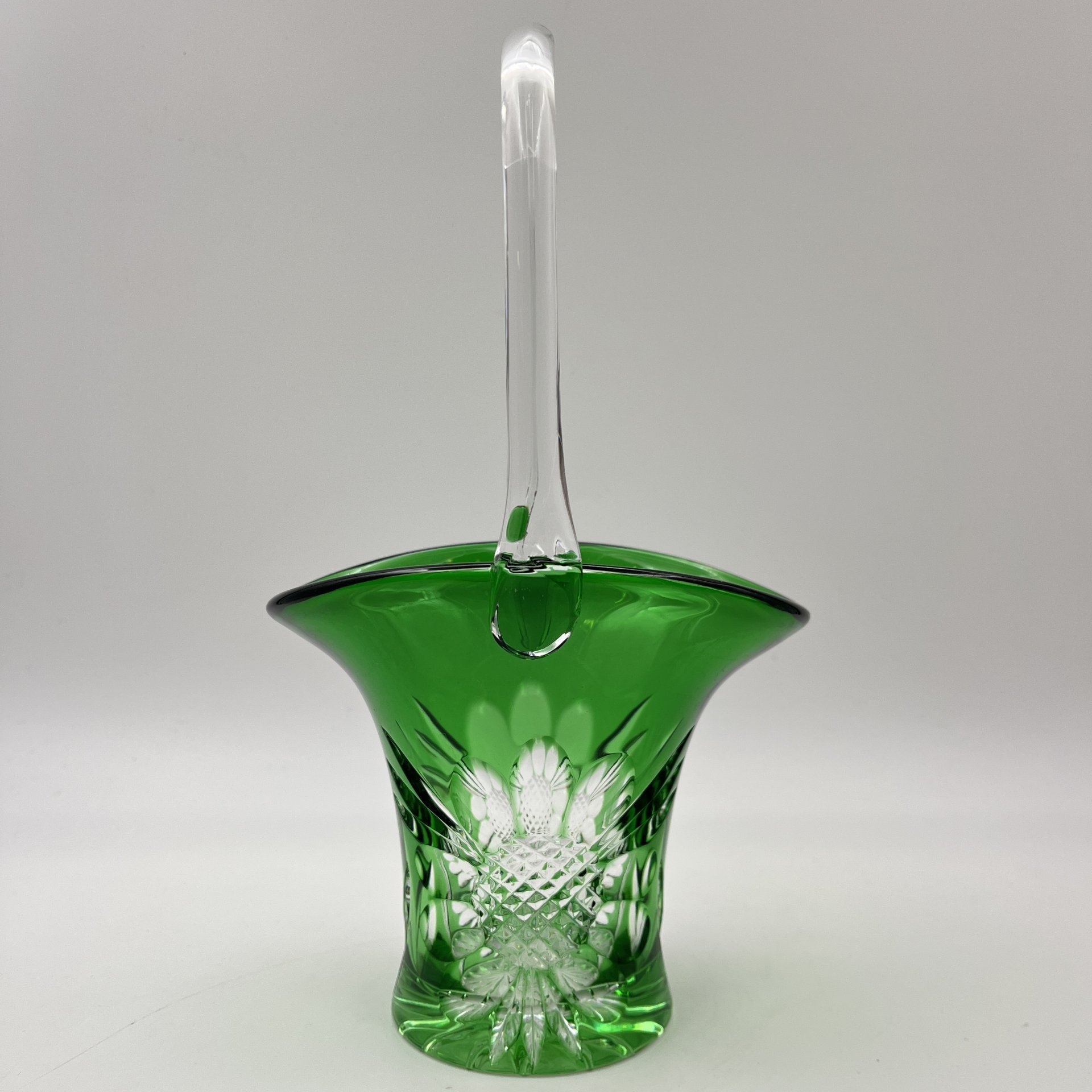 Ваза - конфетница в форме корзинки зеленого оттенка с цветочным декором