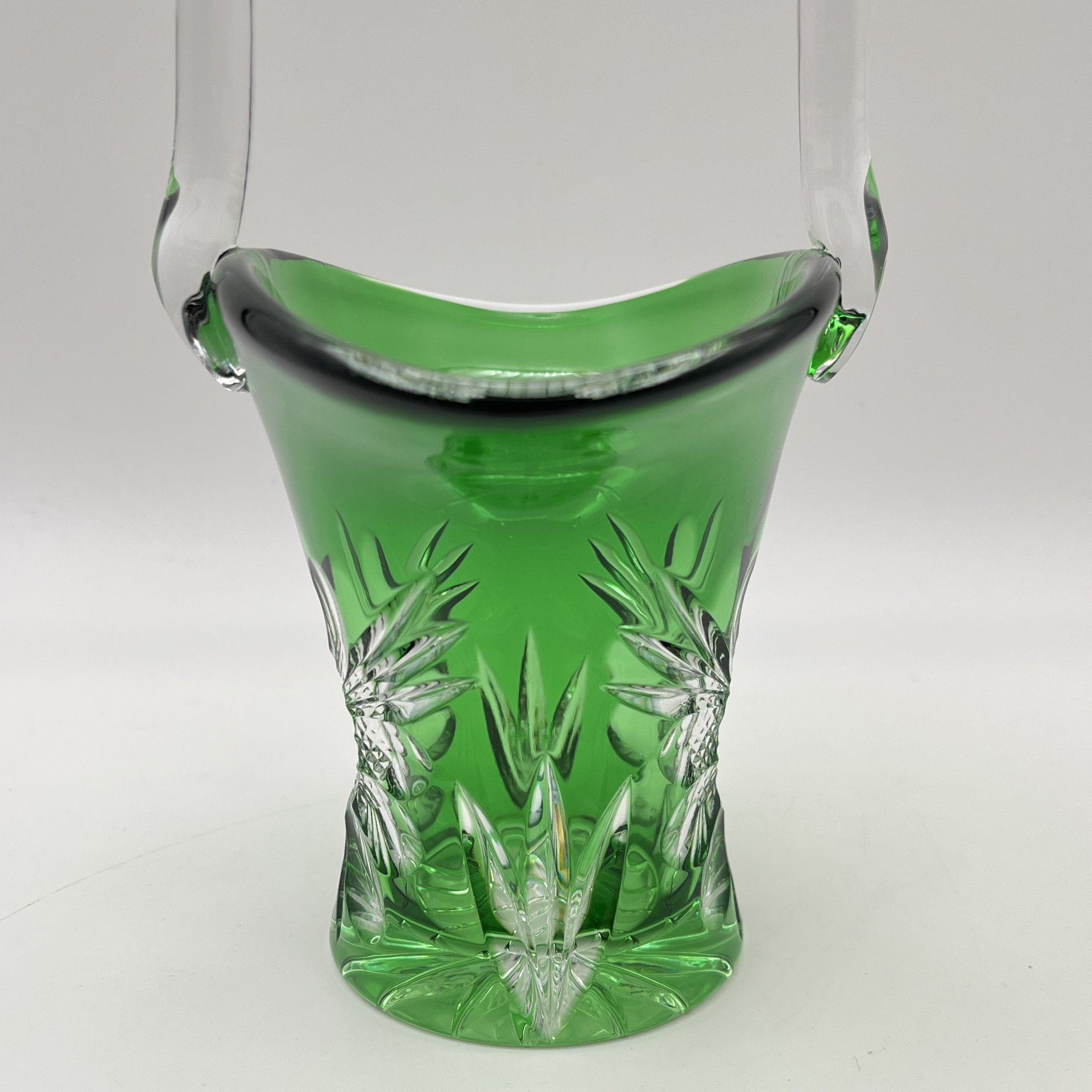 Ваза - конфетница в форме корзинки зеленого оттенка с цветочным декором