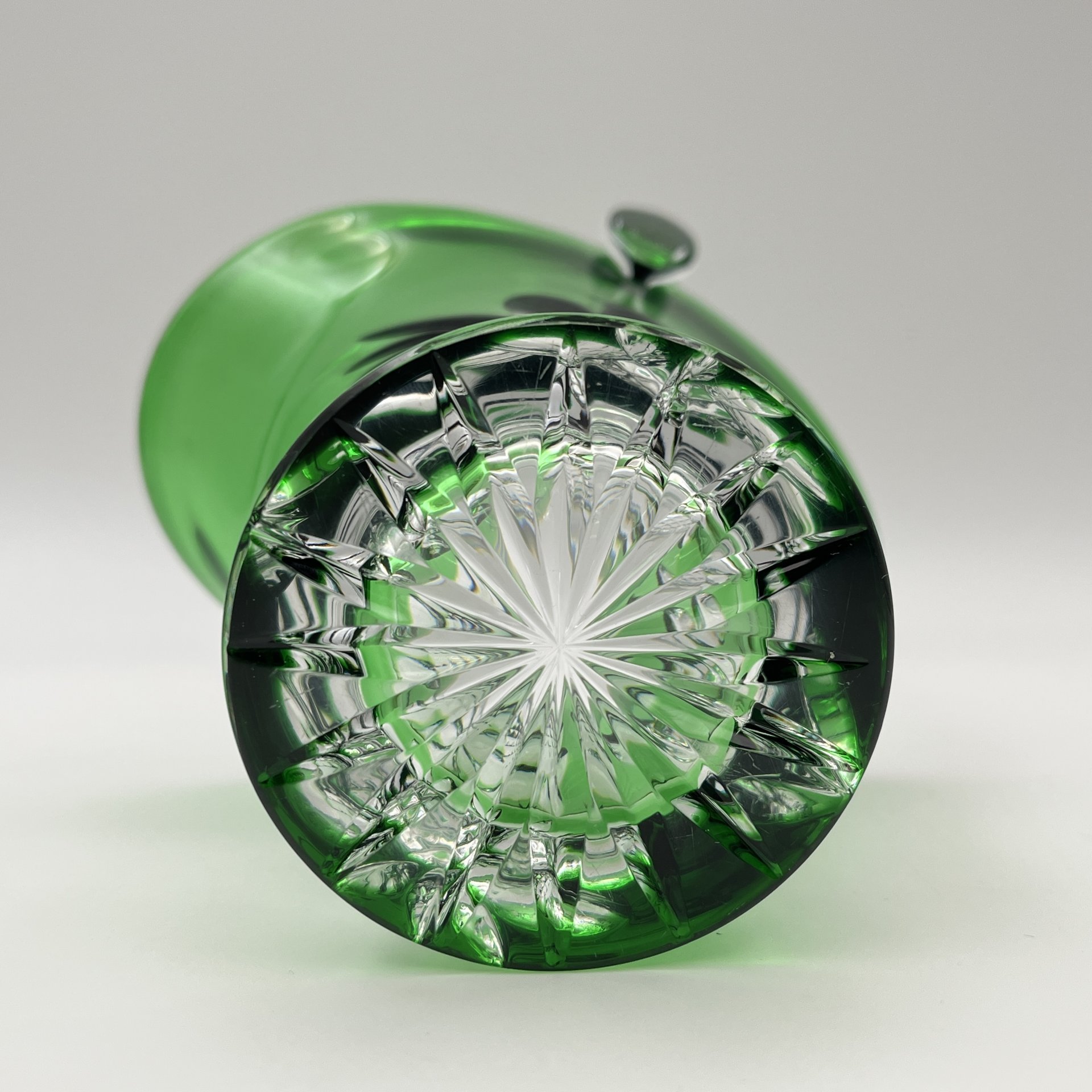 Ваза - конфетница в форме корзинки зеленого оттенка с цветочным декором