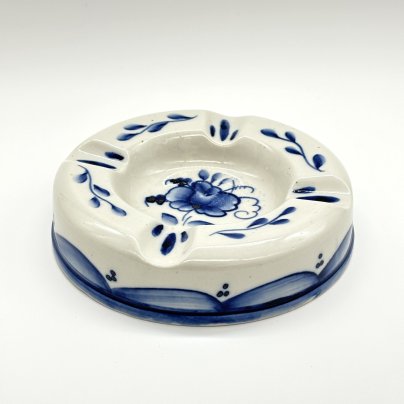 Пепельница, украшенная цветочным декором, Гжель