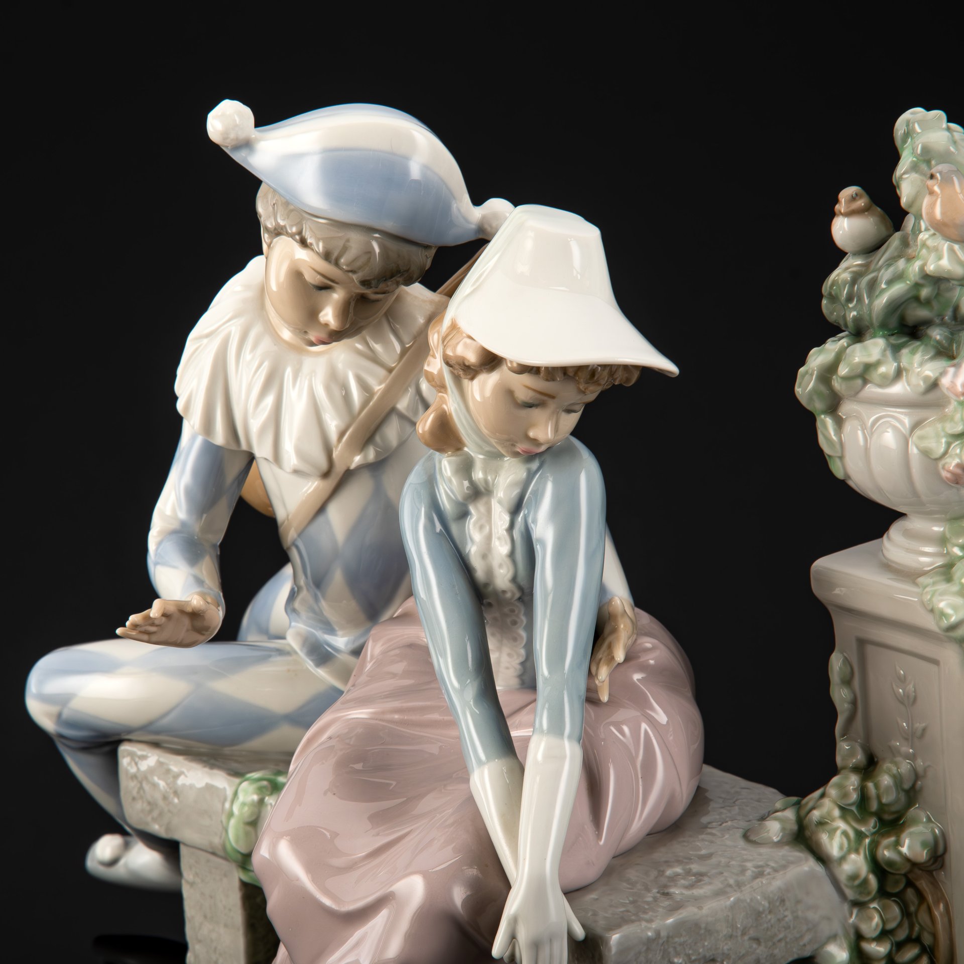 Статуэтка "Драгоценная любовь" (Арлекин и Девушка), номер модели 00422, NAO Porcelain
