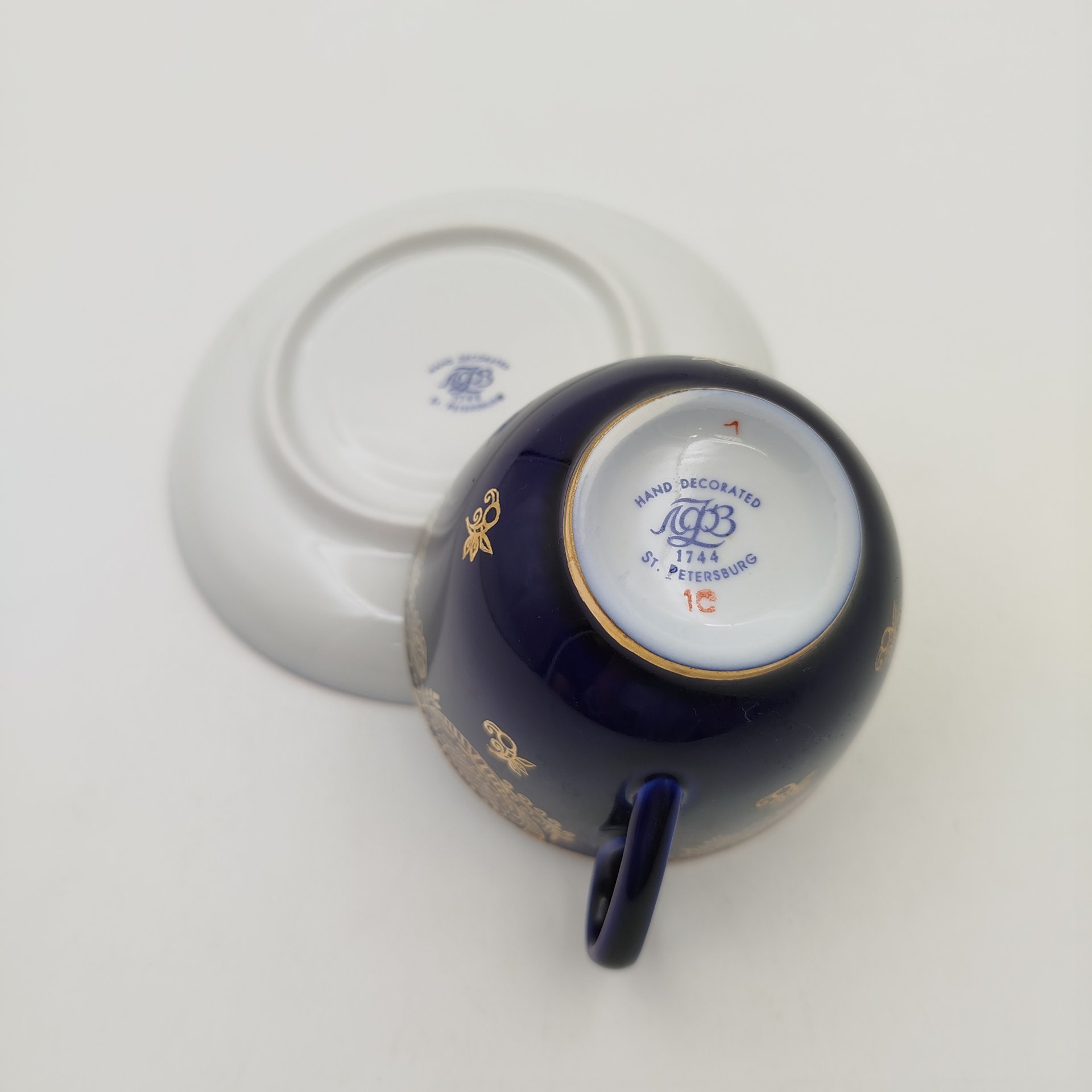 Пара чайная, украшенная растительным орнаментом, фарфор, крытье, золочение, Ленинградский фарфоровый завод (ЛФЗ), Российская Федерация, 1991-2012 гг., Ленинградский фарфоровый завод (ЛФЗ)