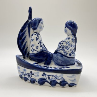 Статуэтка (шкатулка) "Свидание", роспись Кустикова Г., фарфор, Россия, 2000-2010 гг.