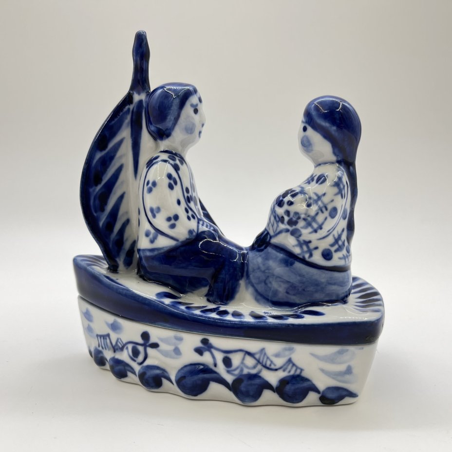 Статуэтка (шкатулка) "Свидание", роспись Кустикова Г., фарфор, Россия, 2000-2010 гг.