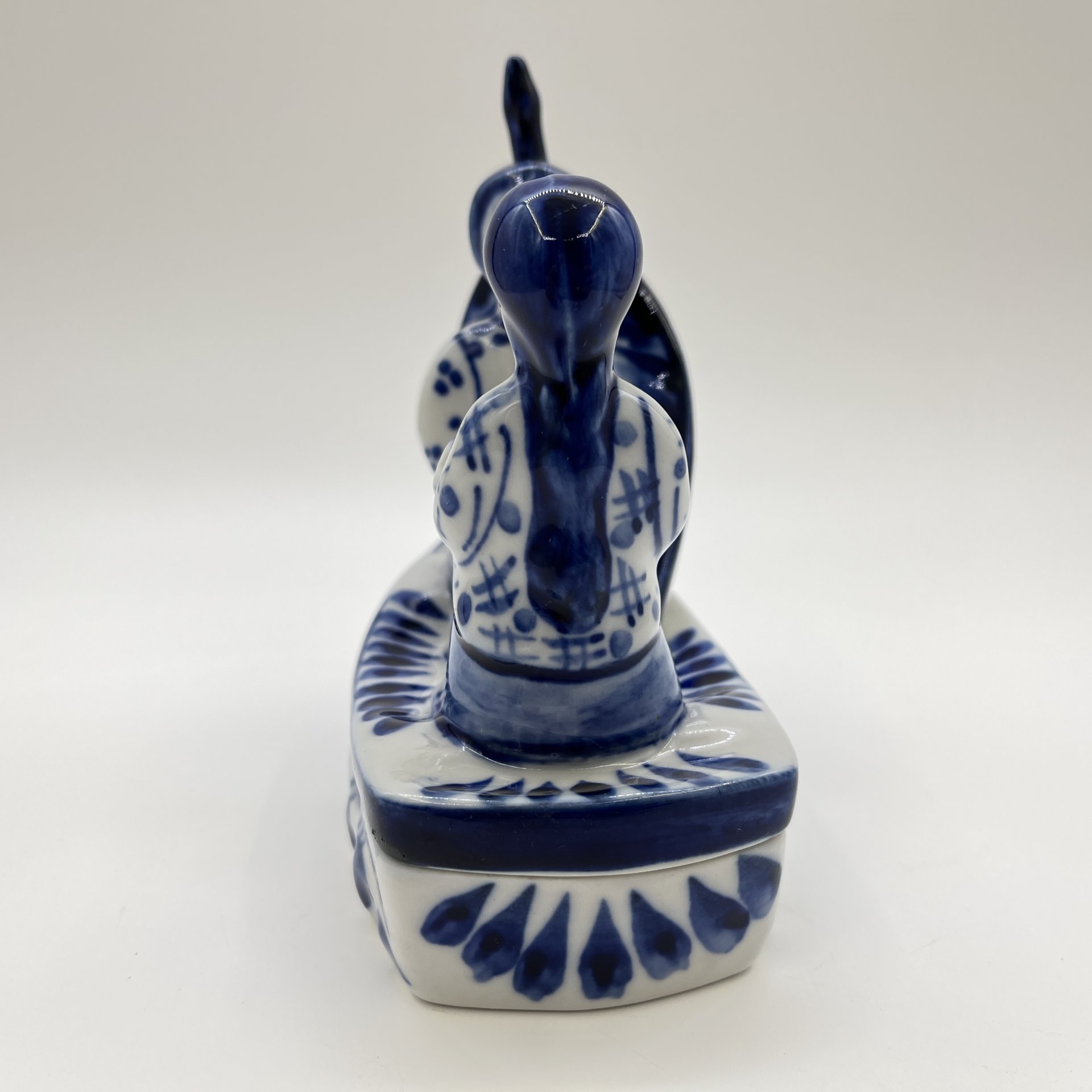 Статуэтка (шкатулка) "Свидание", роспись Кустикова Г., фарфор, Россия, 2000-2010 гг.