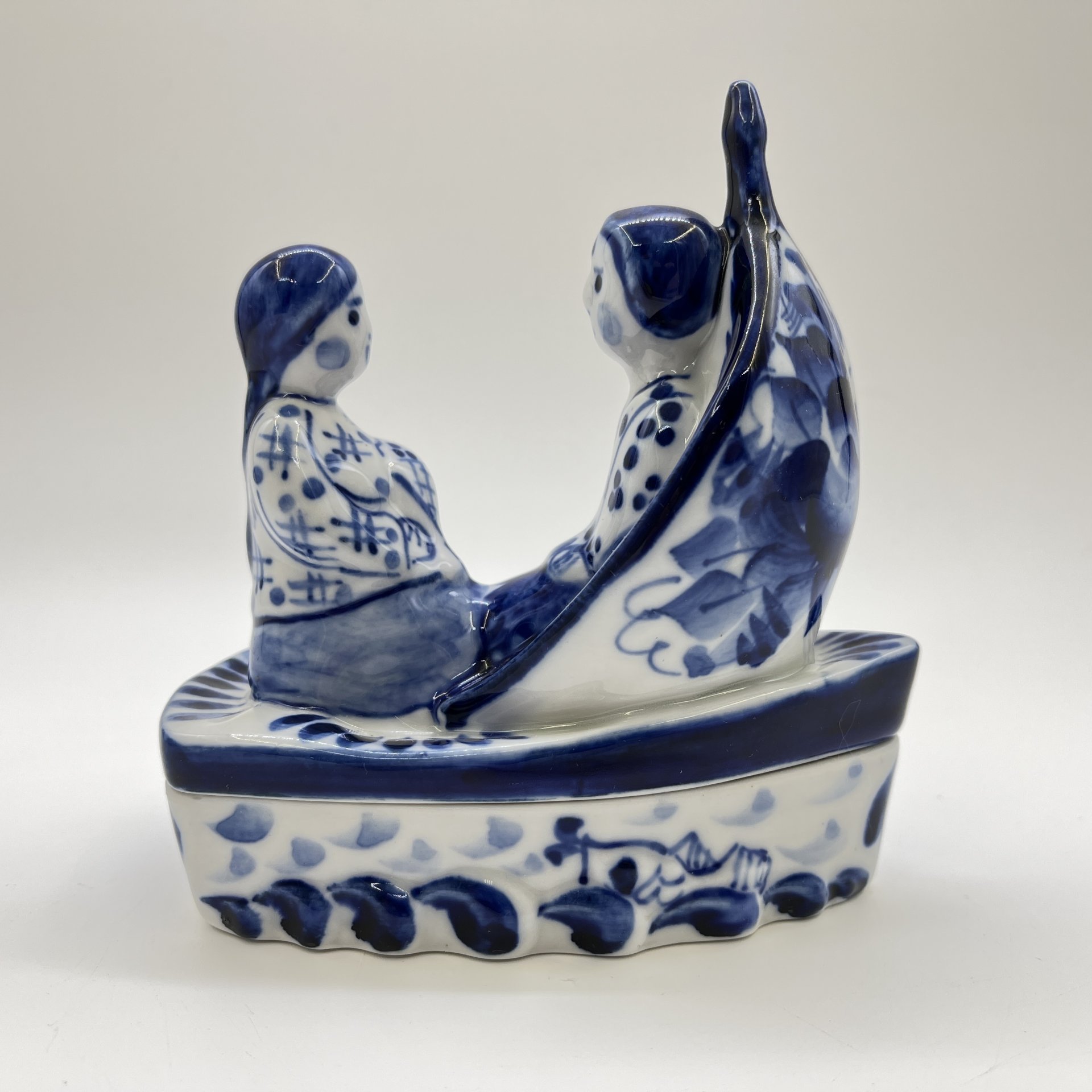 Статуэтка (шкатулка) "Свидание", роспись Кустикова Г., фарфор, Россия, 2000-2010 гг.