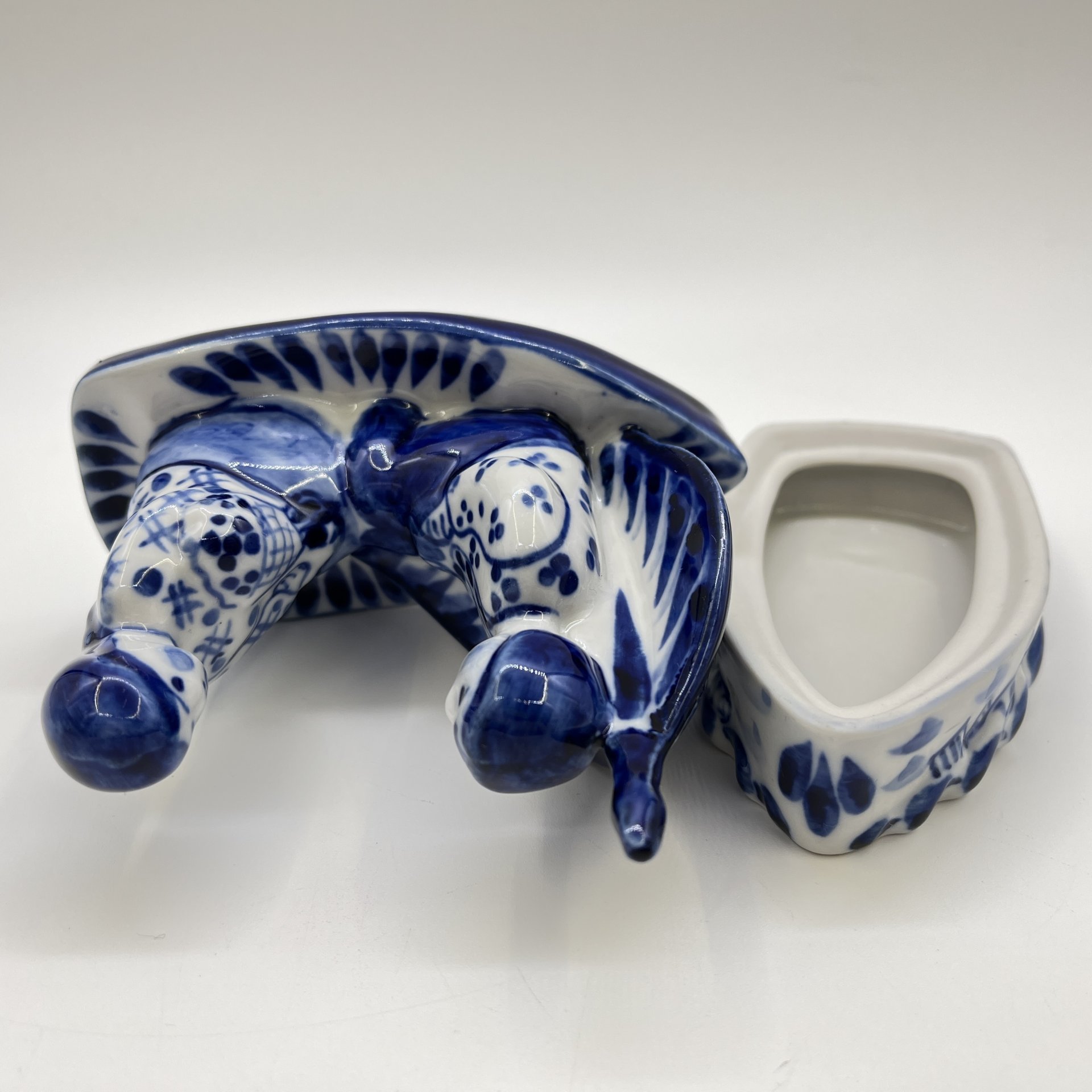 Статуэтка (шкатулка) "Свидание", роспись Кустикова Г., фарфор, Россия, 2000-2010 гг.