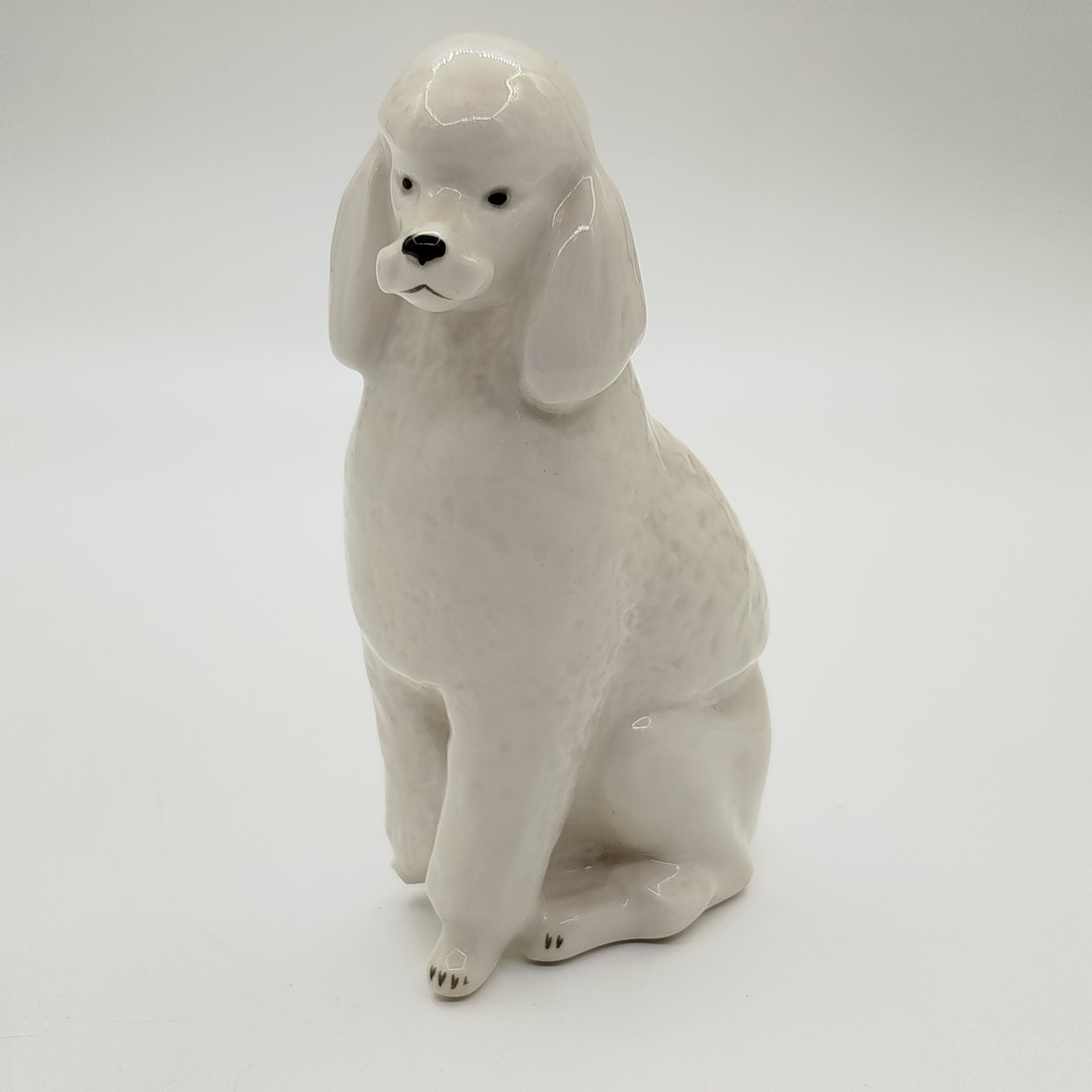 Статуэтка "Пудель", автор П.П. Веселов, фарфор, роспись, Ленинградский фарфоровый завод (ЛФЗ), СССР, 1970-1991 гг.