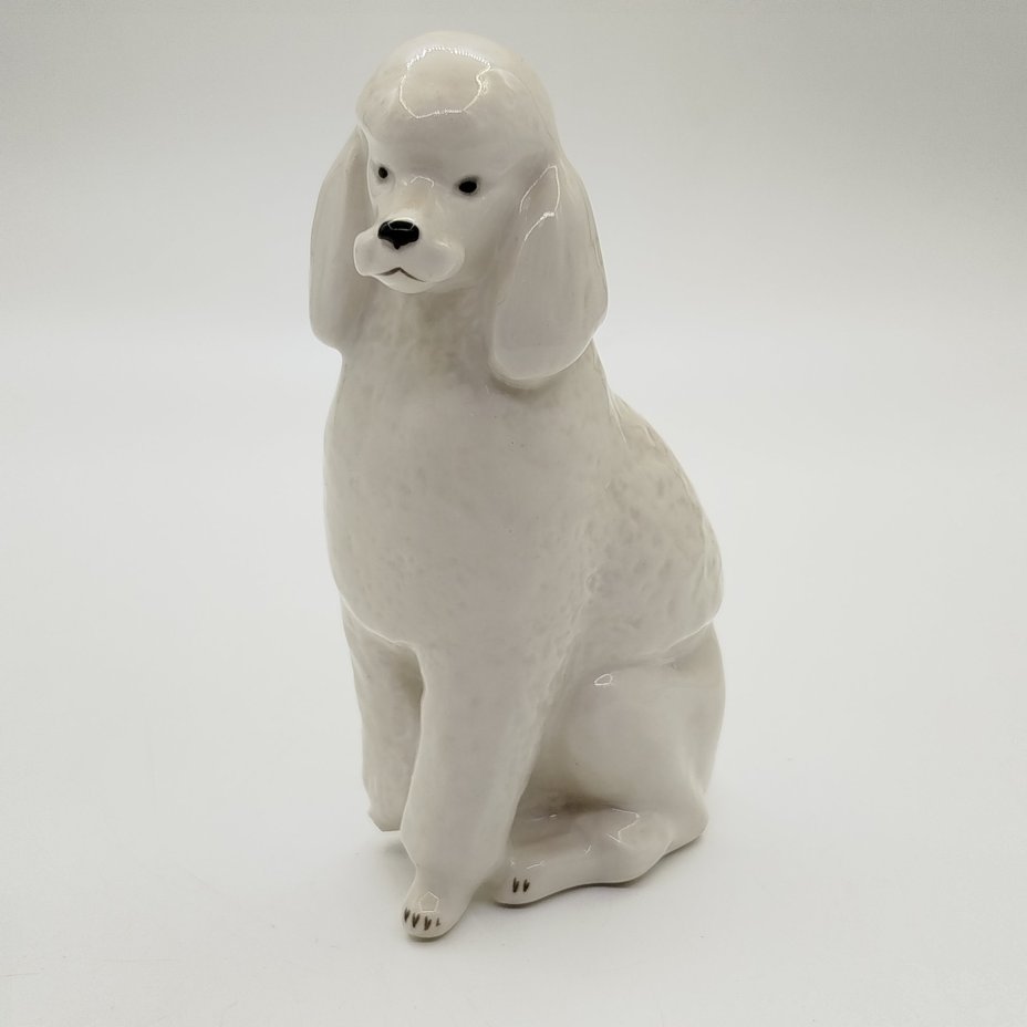 Статуэтка "Пудель", автор П.П. Веселов, фарфор, роспись, Ленинградский фарфоровый завод (ЛФЗ), СССР, 1970-1991 гг.