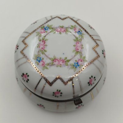 Шкатулка округлой формы с декором в виде цветочных гирлянд, фарфор, роспись, золочение, сплав металлов, Европа, 1960-1980 гг.