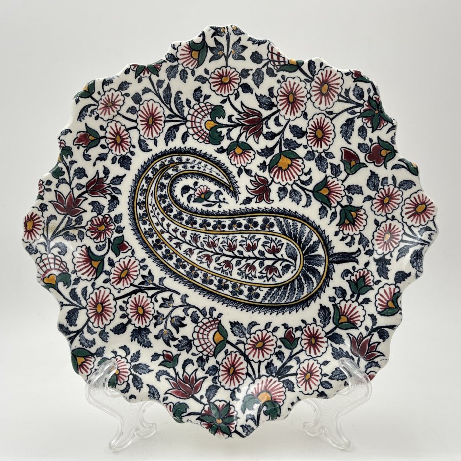 Тарелка настенная джекоративная, украшенная орнаментальным декором, Gien, фаянс, деколь с подрисовкой, Франция, 1960-1970 гг.