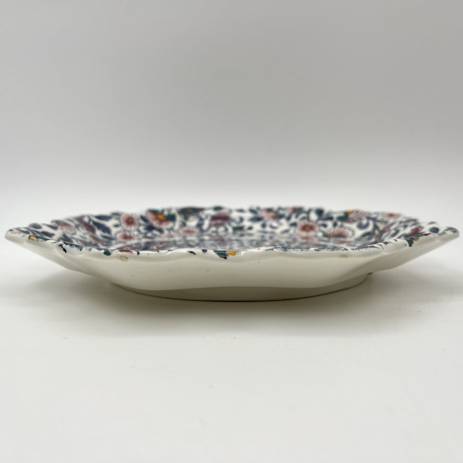 Тарелка настенная джекоративная, украшенная орнаментальным декором, Gien