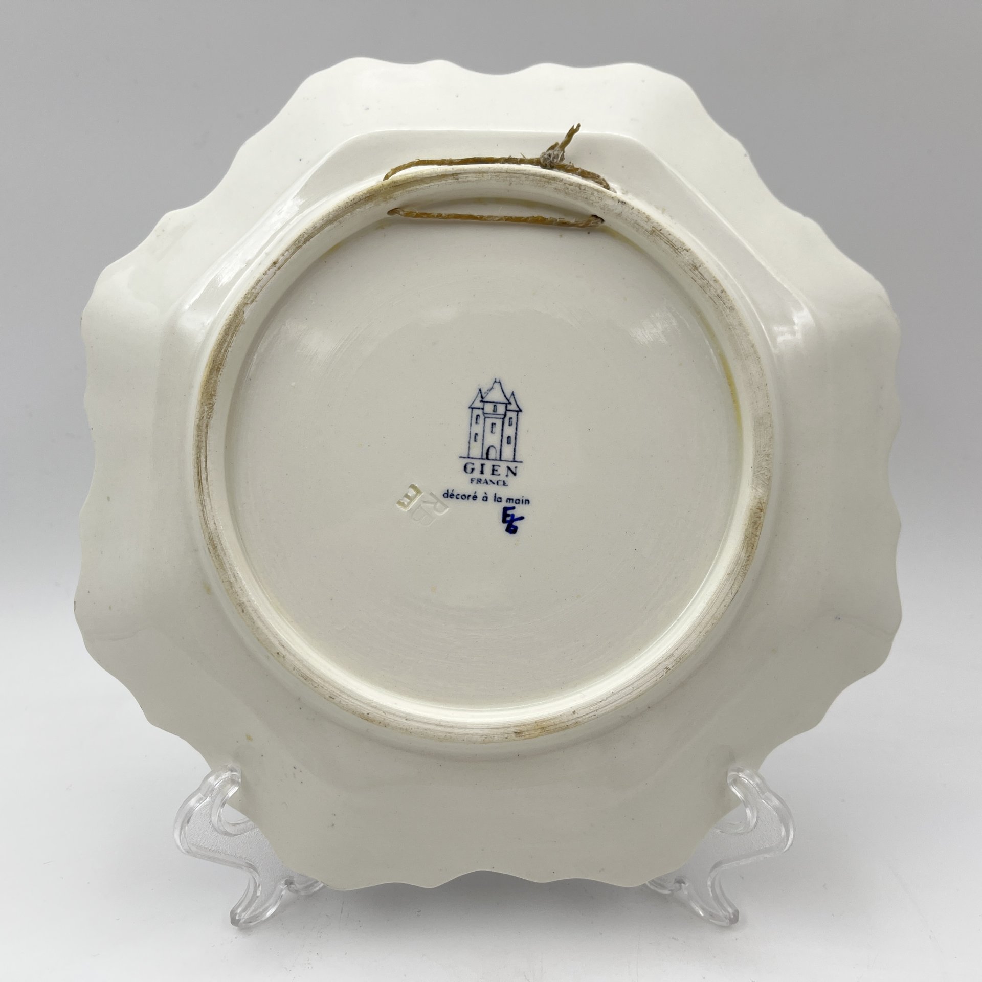 Тарелка настенная джекоративная, украшенная орнаментальным декором, Gien, фаянс, деколь с подрисовкой, Франция, 1960-1970 гг.