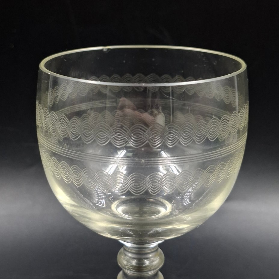Бокал с орнаментальным декором
