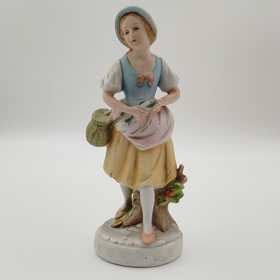 Статуэтка "Торговка рыбой", бисквит, роспись, Европа, 1980-2000 гг.