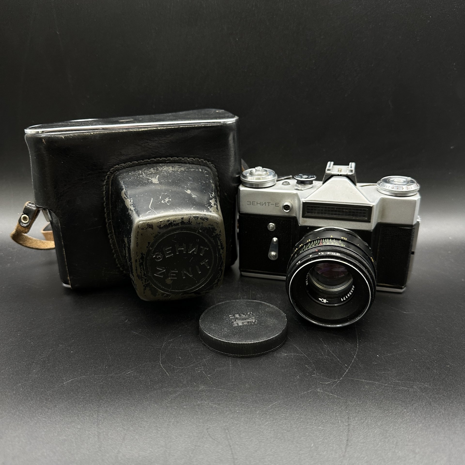 Фотоаппарат "Зенит-Е"  с объективом "Гелиос-44" в оригинальном кофре, Минский механический завод им. С.И. Вавилова  (БелОМО)