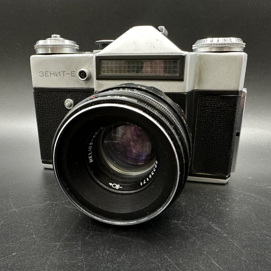 Фотоаппарат "Зенит-Е"  с объективом "Гелиос-44" в оригинальном кофре, Минский механический завод им. С.И. Вавилова  (БелОМО)