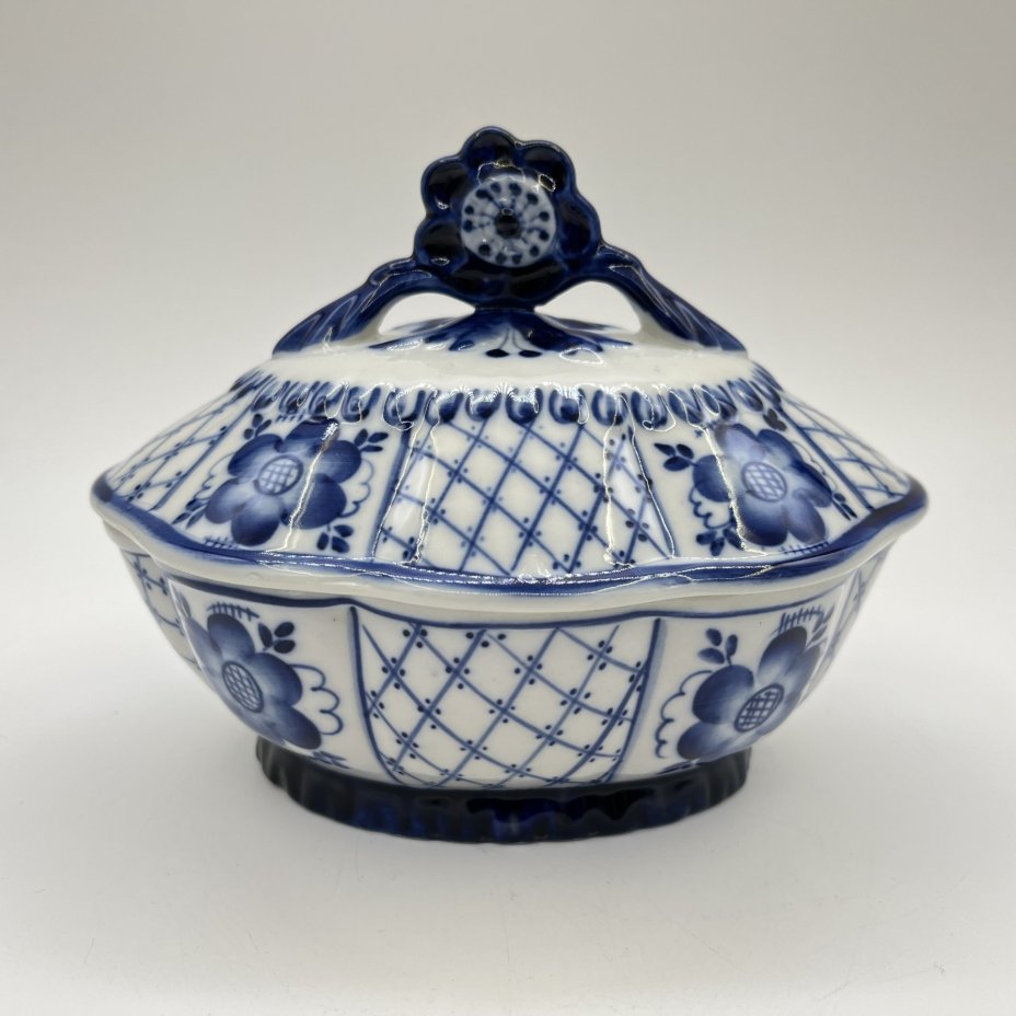 Сахарница (шкатулка) с цветочным декором, фарфор, роспись, Объединение «Гжель», СССР, 1986-1991 гг.