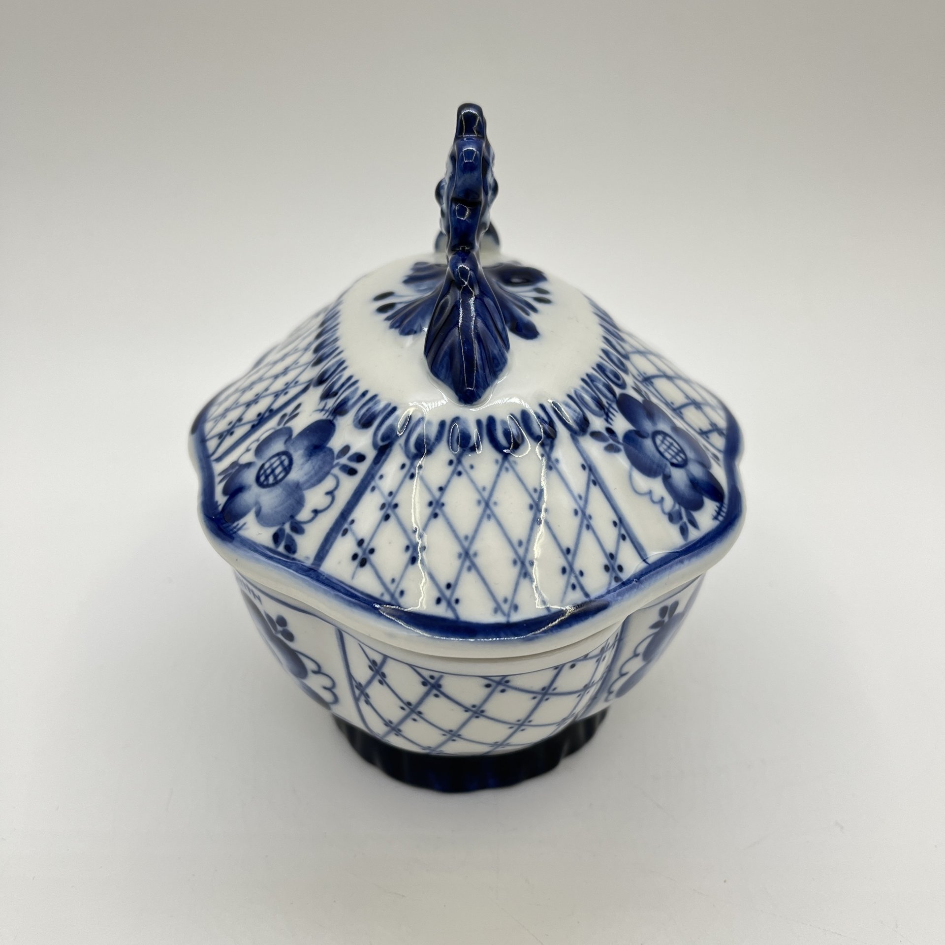 Сахарница (шкатулка) с цветочным декором, фарфор, роспись, Объединение «Гжель», СССР, 1986-1991 гг.