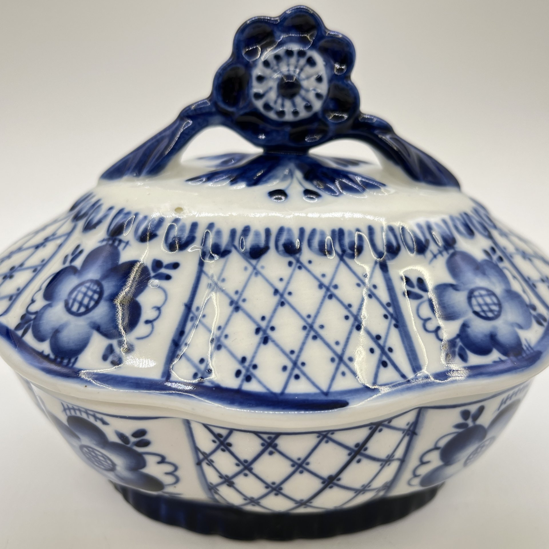 Сахарница (шкатулка) с цветочным декором, фарфор, роспись, Объединение «Гжель», СССР, 1986-1991 гг.