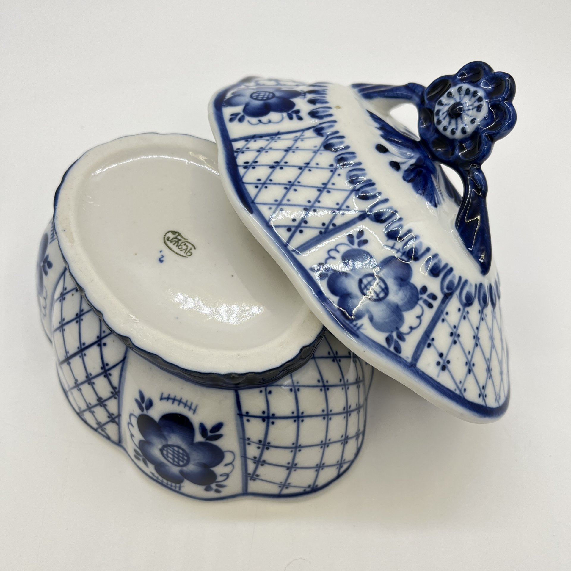 Сахарница (шкатулка) с цветочным декором, фарфор, роспись, Объединение «Гжель», СССР, 1986-1991 гг.