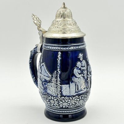 Кружка пивная, украшенная сценой флирта в трактире (кумушки и музыкант), Marzi & Remy