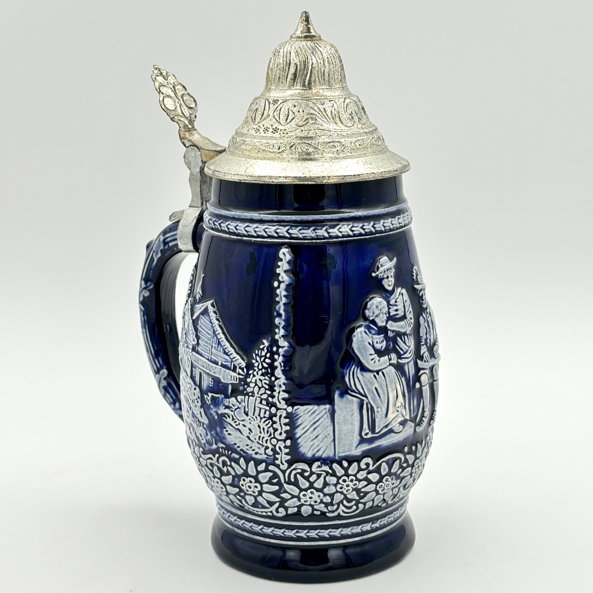 Кружка пивная, украшенная сценой флирта в трактире (кумушки и музыкант), Marzi & Remy