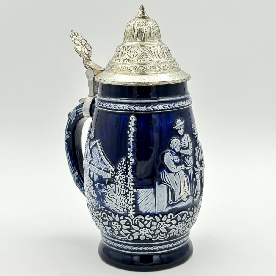 Кружка пивная, украшенная сценой флирта в трактире (кумушки и музыкант), Marzi & Remy