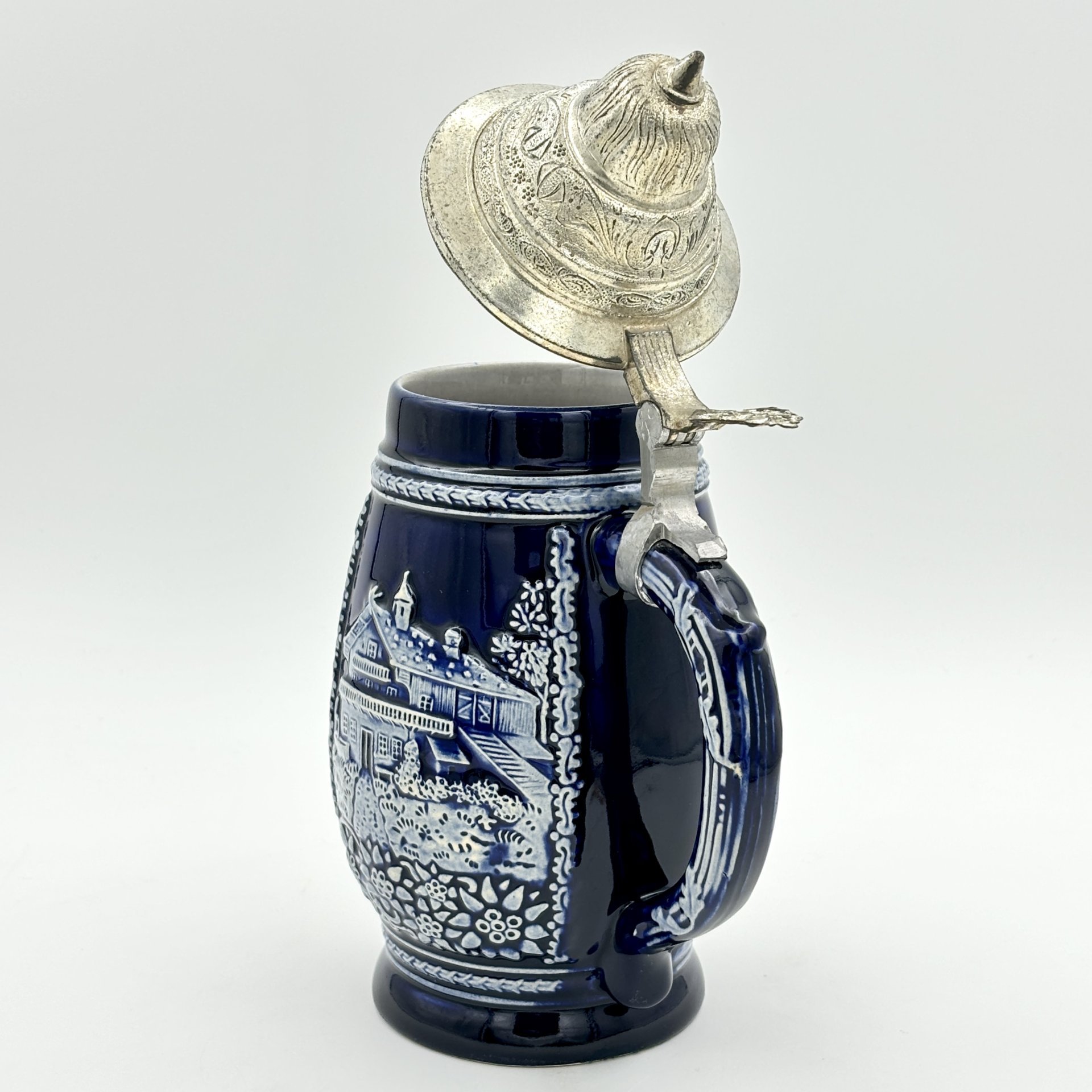 Кружка пивная, украшенная сценой флирта в трактире (кумушки и музыкант), Marzi & Remy