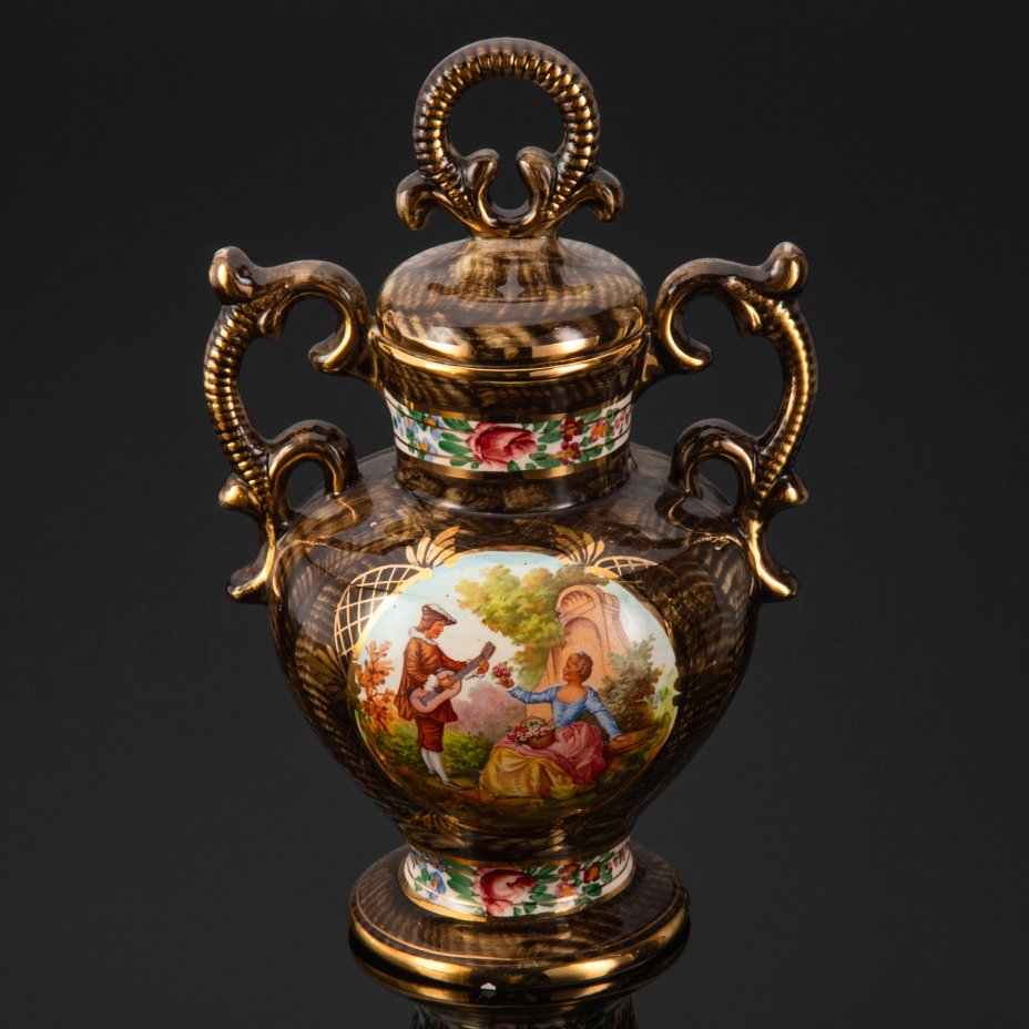 Ваза с крышкой, украшенная изображением галантной сцены, H. Bequet Quaregnon, фаянс, деколь, золочение, Бельгия, 1960-1970 гг.