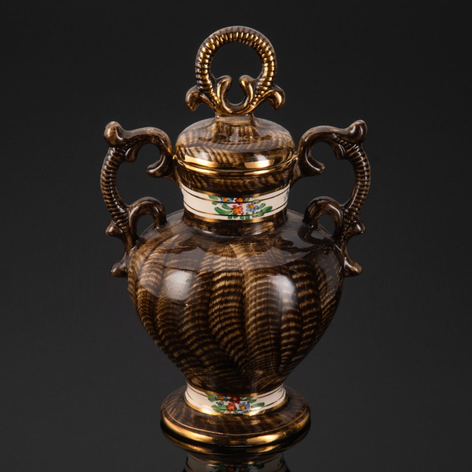 Ваза с крышкой, украшенная изображением галантной сцены, H. Bequet Quaregnon