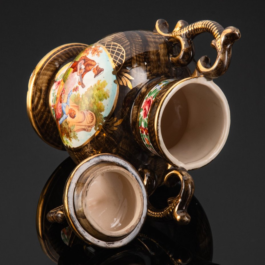 Ваза с крышкой, украшенная изображением галантной сцены, H. Bequet Quaregnon