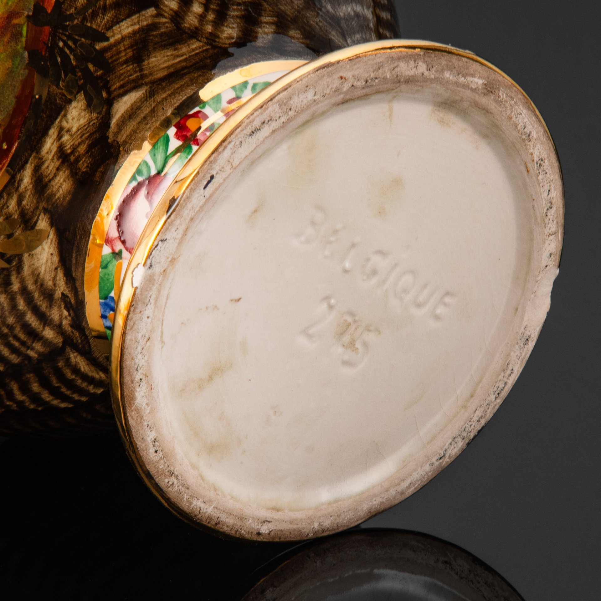 Ваза с крышкой, украшенная изображением галантной сцены, H. Bequet Quaregnon, фаянс, деколь, золочение, Бельгия, 1960-1970 гг.