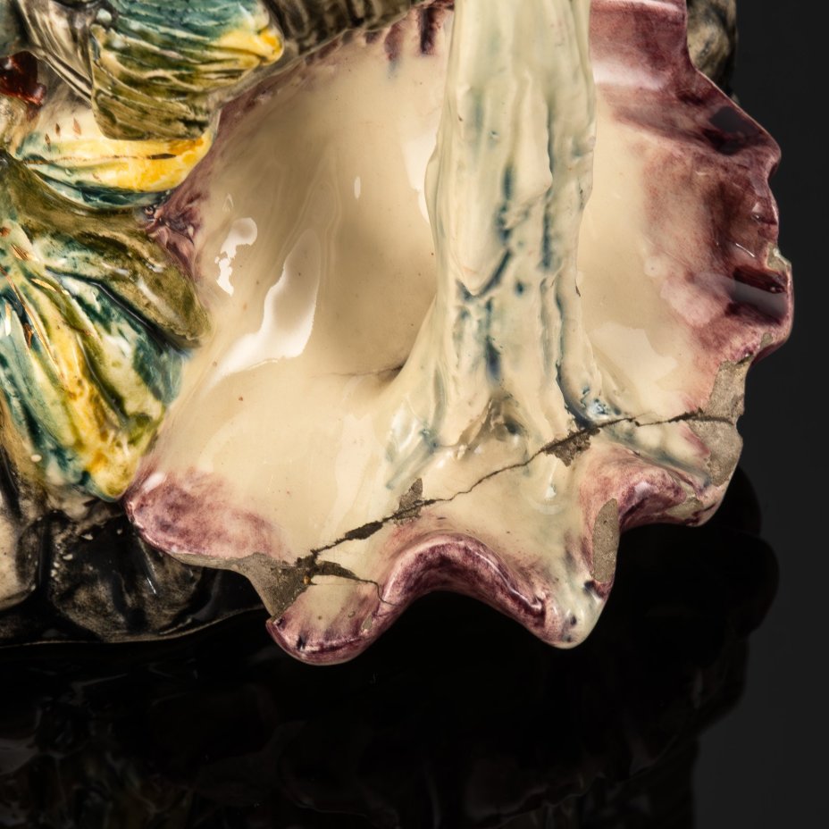 Ваза декоративная в античном стиле в виде обвитой плющом колонны, с фигурой мальчика-пастушка с гармошкой, фабрика братьев Урбах (Brothers Urbach)