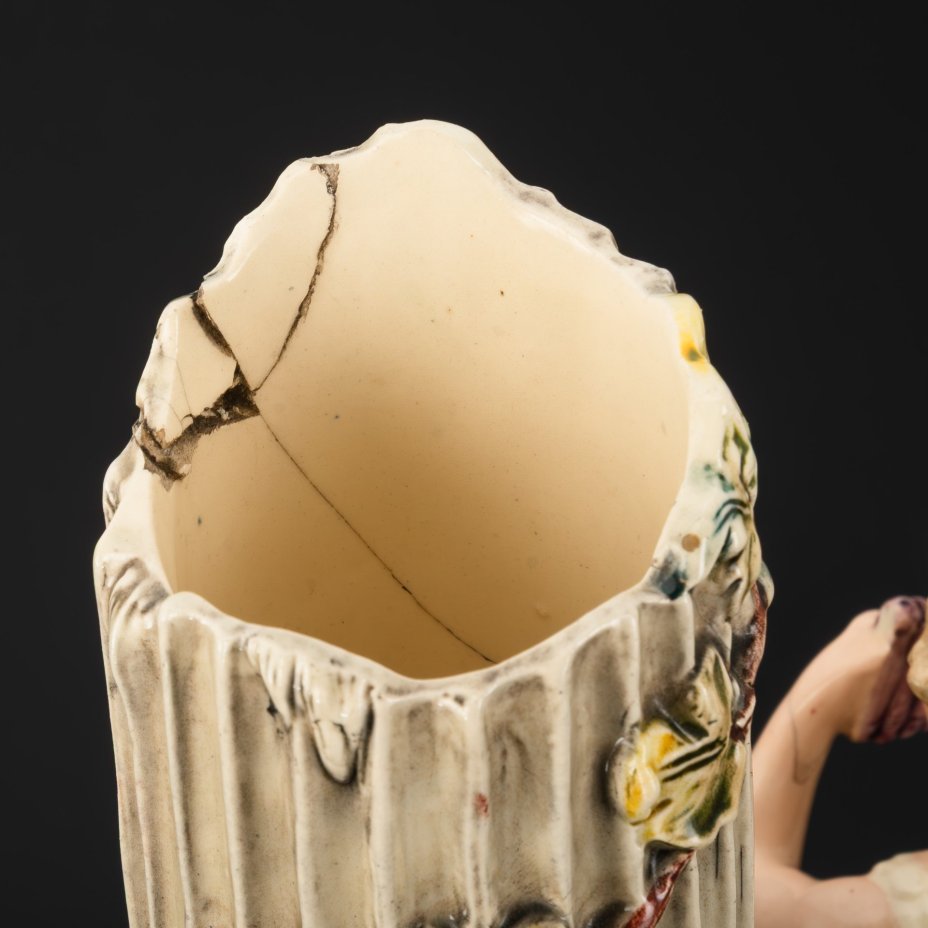 Ваза декоративная в античном стиле в виде обвитой плющом колонны, с фигурой мальчика-пастушка с гармошкой, фабрика братьев Урбах (Brothers Urbach)