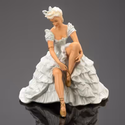 Статуэтка "Балерина, завязывающая пуанты", Schaubach-Kunst