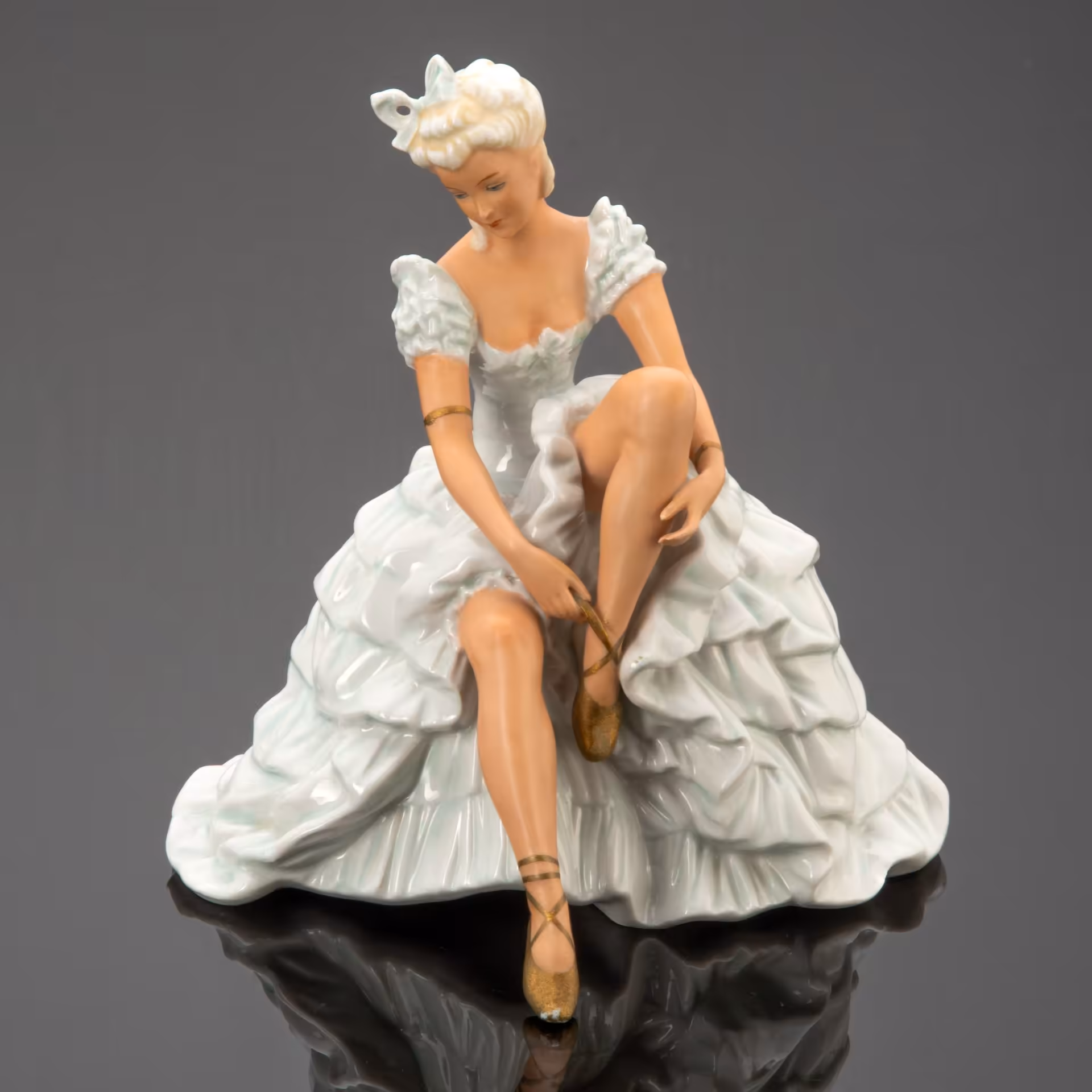 Статуэтка "Балерина, завязывающая пуанты", Schaubach-Kunst
