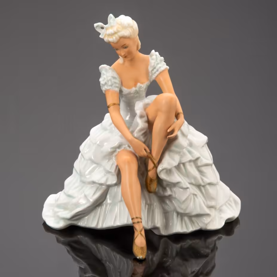 Статуэтка "Балерина, завязывающая пуанты", Schaubach-Kunst