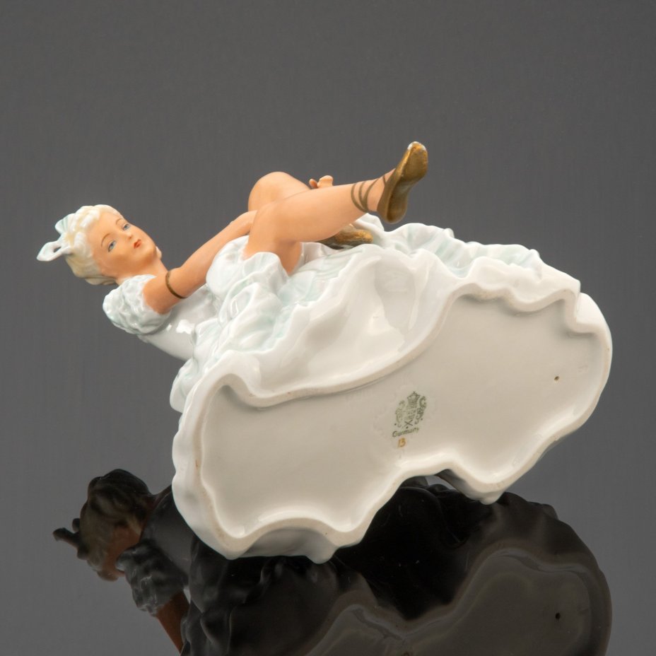 Статуэтка "Балерина, завязывающая пуанты", Schaubach-Kunst
