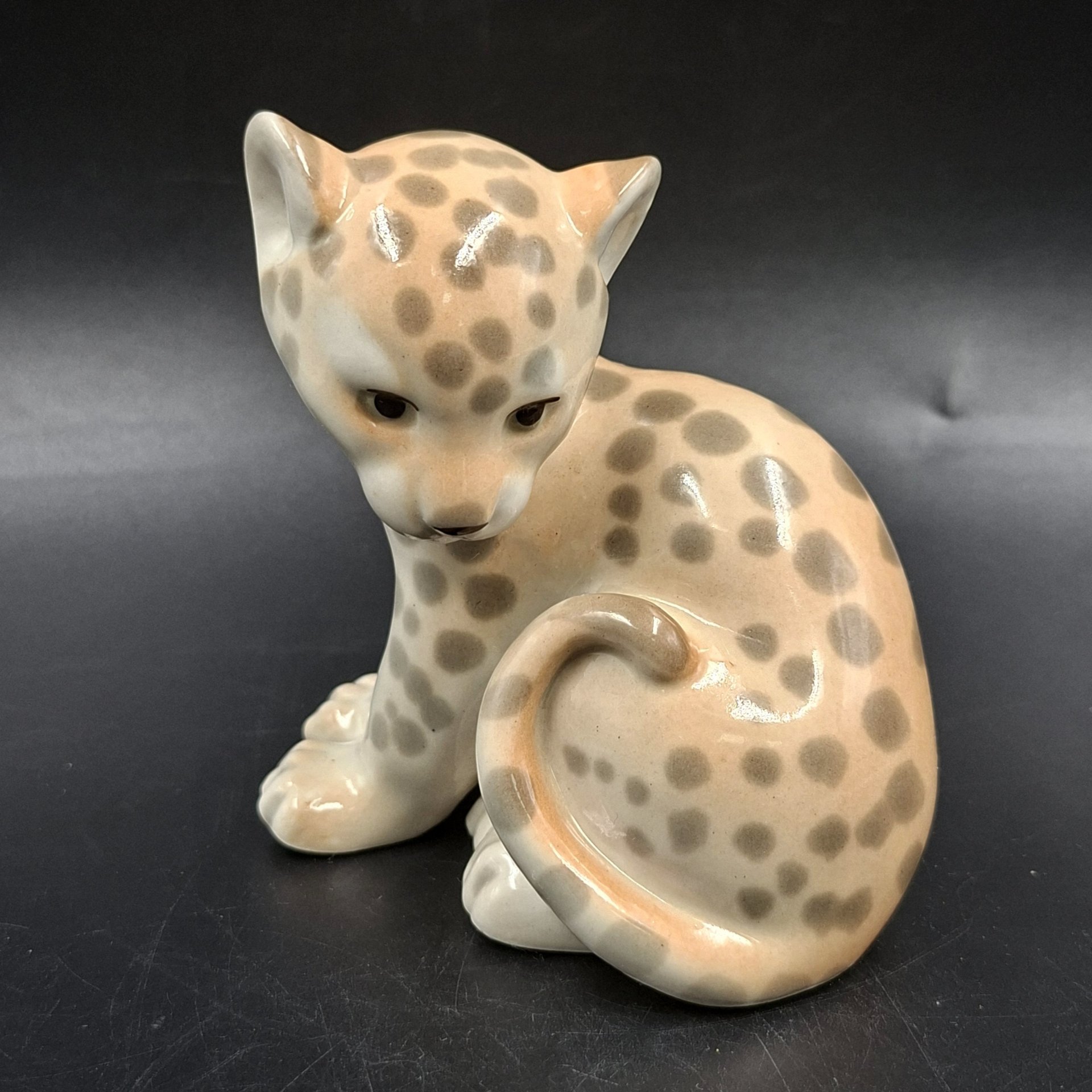 Статуэтка "Маленький леопард", скульптор П.П. Веселов, фарфор, аэрография, роспись, Ленинградский фарфоровый завод (ЛФЗ), СССР, 1970-1990 гг.
