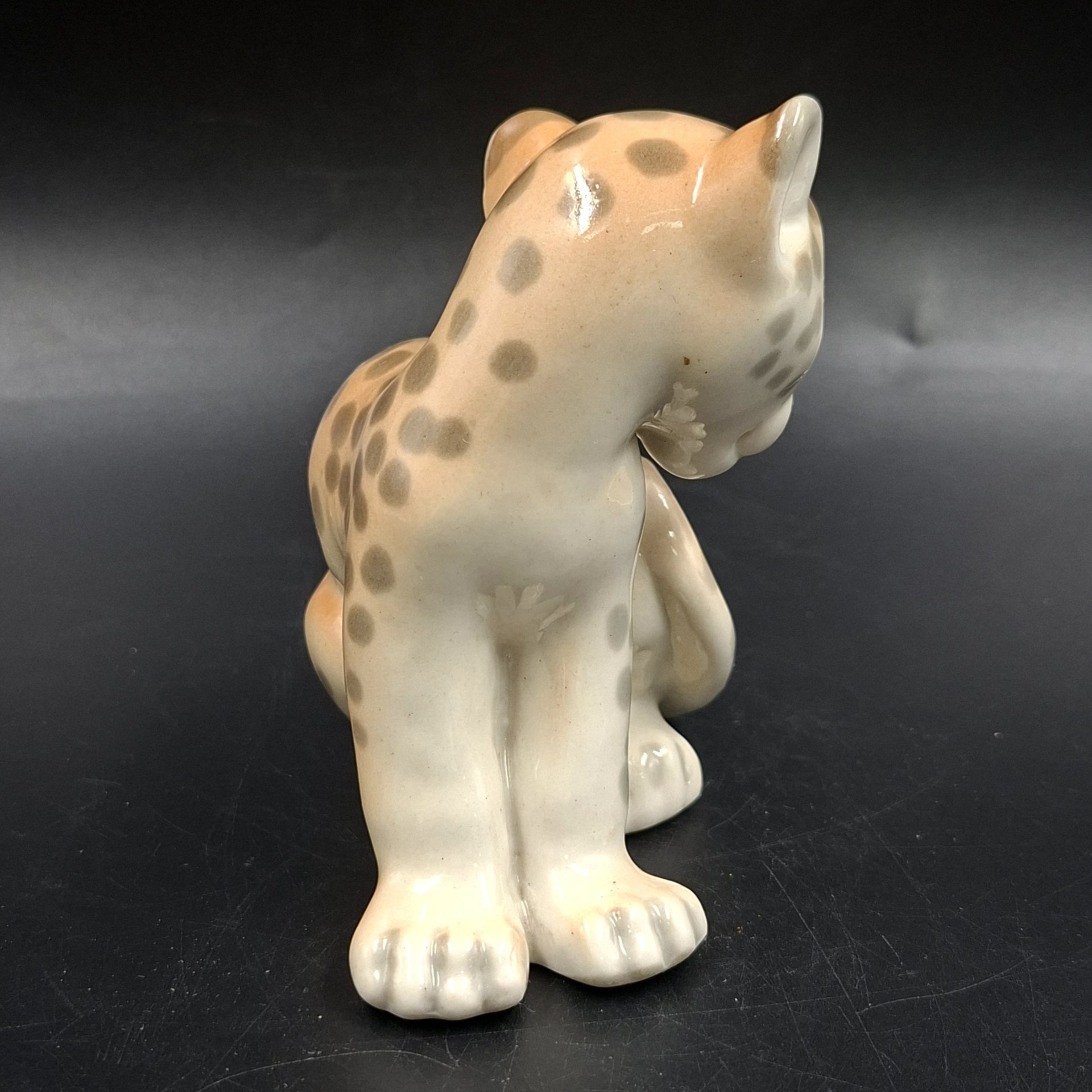 Статуэтка "Маленький леопард", скульптор П.П. Веселов, фарфор, аэрография, роспись, Ленинградский фарфоровый завод (ЛФЗ), СССР, 1970-1990 гг.