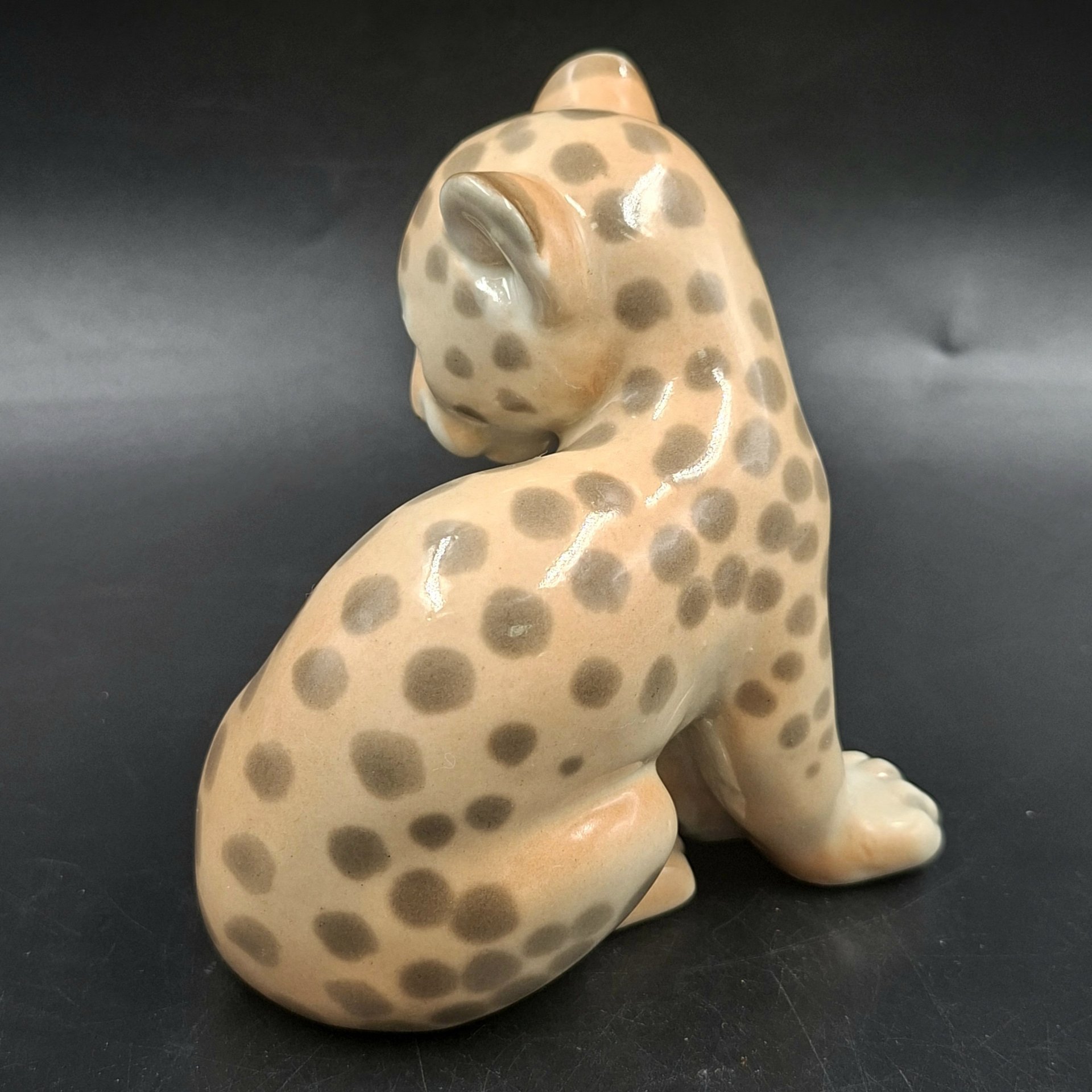 Статуэтка "Маленький леопард", скульптор П.П. Веселов, фарфор, аэрография, роспись, Ленинградский фарфоровый завод (ЛФЗ), СССР, 1970-1990 гг.