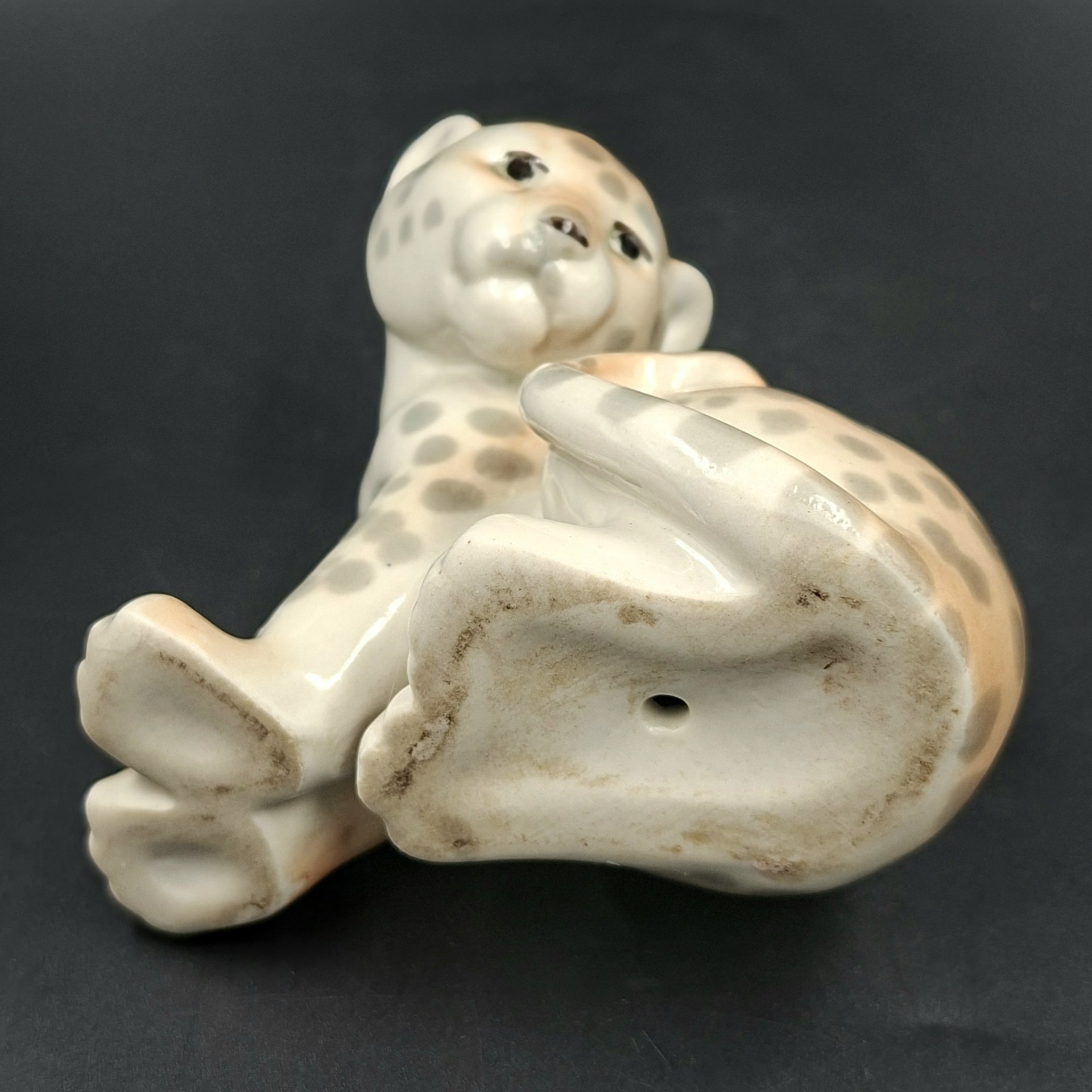 Статуэтка "Маленький леопард", скульптор П.П. Веселов, фарфор, аэрография, роспись, Ленинградский фарфоровый завод (ЛФЗ), СССР, 1970-1990 гг.