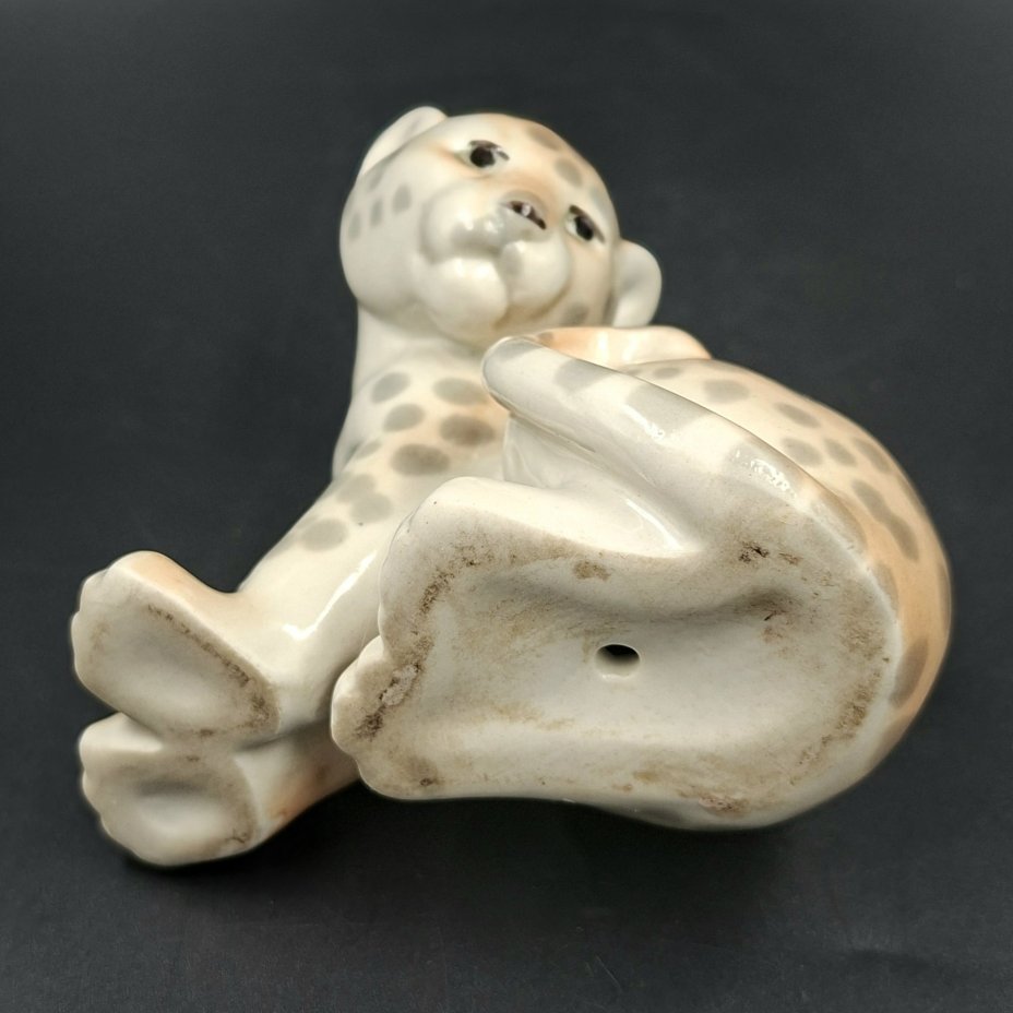 Статуэтка "Маленький леопард", скульптор П.П. Веселов, фарфор, аэрография, роспись, Ленинградский фарфоровый завод (ЛФЗ), СССР, 1970-1990 гг.